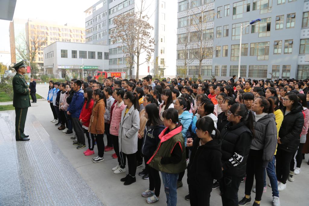 秦州区消防大队大队长伏小伟中校为我校学生宣讲消防知识