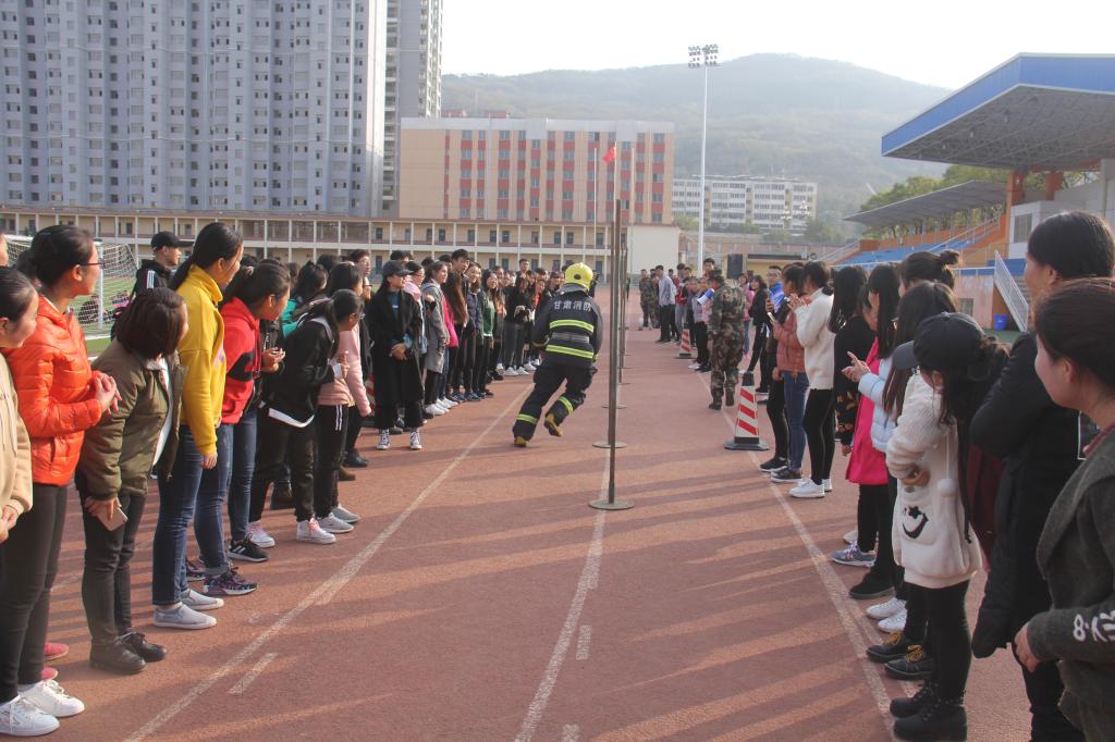 消防官兵与学生一起做消防趣味游戏